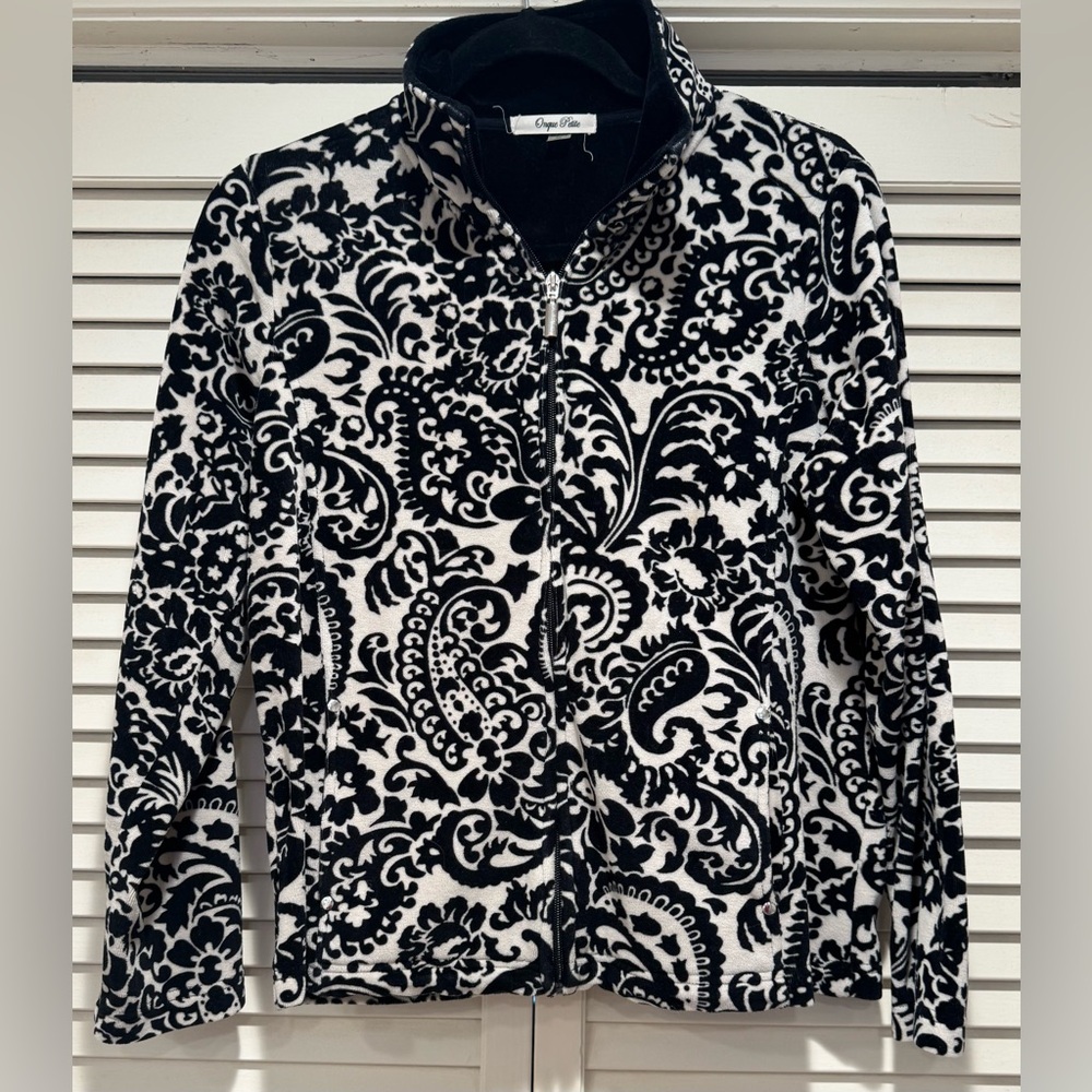 Onque Petite—Black & White Damask Patterned Fleece, PL, Full Front Zip, Pockets